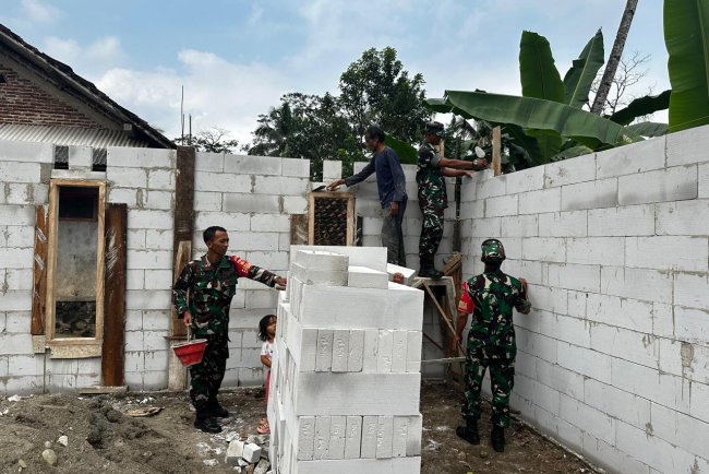 Babinsa Koramil 13 Banjarmangu Bantu Warga Bangun RTLH