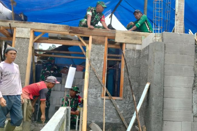 Koramil 16/Pejawaran Bersama Masyarakat Kerja Bakti Pembangunan RTLH