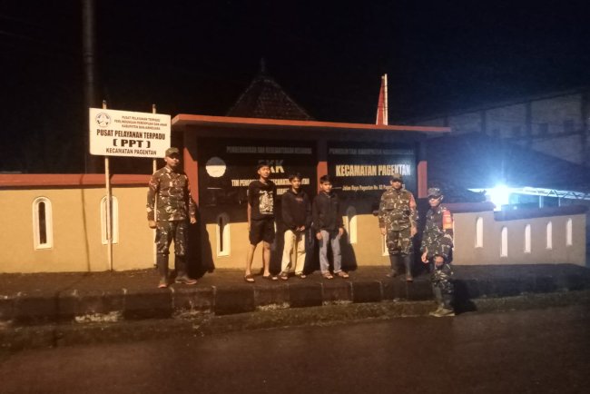 BABINSA KORAMIL 18/PAGENTAN LAKSANAKAN PATROLI MALAM GUNA MEMASTIKAN KEAMANAN WILAYAH