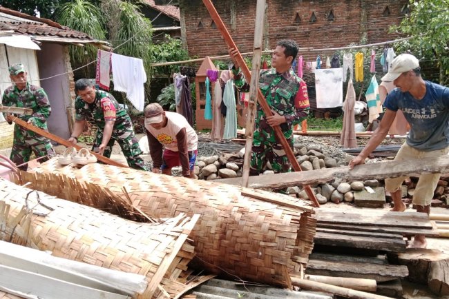 Program Unggulan Kasad  Koramil 02/Klampok Membantu Kerja Bhakti Rtlh
