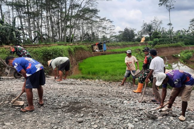 Koramil 03 Wanadadi Bersama Poktan Ngudi Rahayu Laksanakan Pengerasan Jalan Jaringan Utama Pertanian