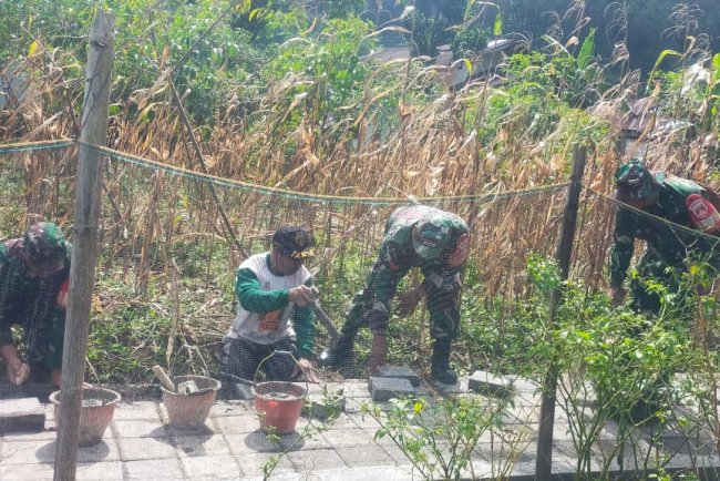 Danramil 06/Kalibening dan Warga Membuat Jalan Usaha Tani (JUT)