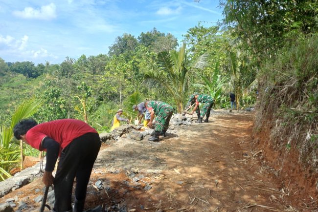 Babinsa bersama masyarakat bangun jalan usaha tani