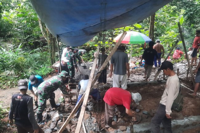 Gotong Royong Danramil Babinsa Dan Warga Pembangunan Rumah Tidak Layak Huni