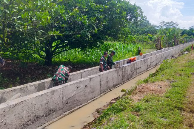 Babinsa Bersama Kelompok Tani Perbaikan Saluran Irigasi