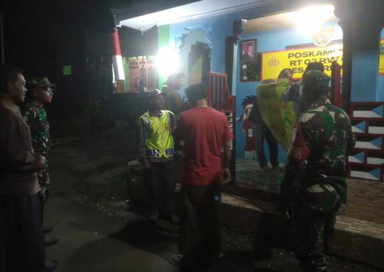 Babinsa dan Linmas Kolaborasi sambangi Pos Kamling Ciptakan Lingkungan yang Aman