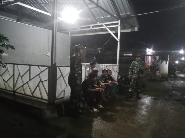 Babinsa Koramil 10/Bawang dan Warga Blambangan Perkuat Siskamling