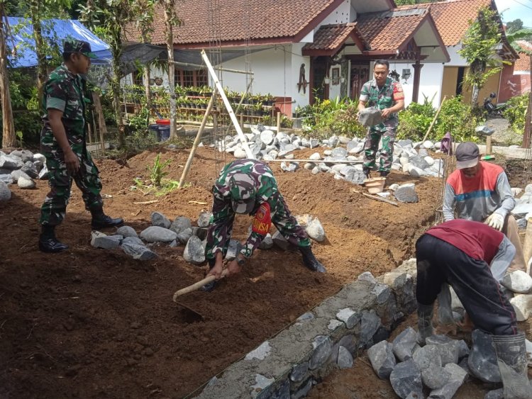 Babinsa Koramil 12 Sigaluh Bantu Warga Bangun Rumah Tidak Layah Huni