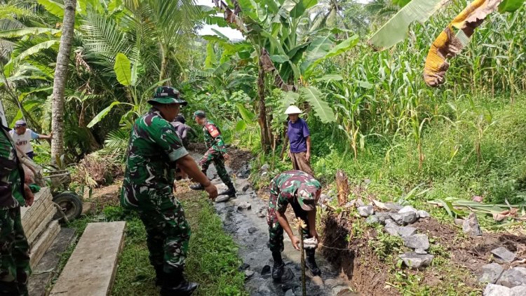 Babinsa Koramil 14/Madukara Bantu Warga Bangun Saluran Irigasi