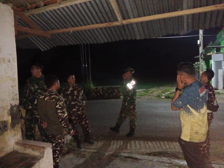 Kolaborasi Babinsa dan Satuan Keamanan Desa Dalam Patroli Malam