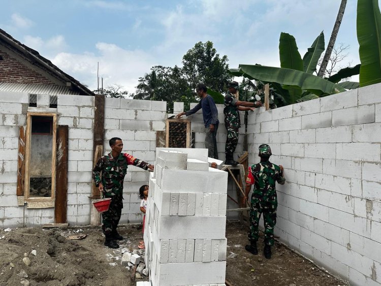 Babinsa Koramil 13 Banjarmangu Bantu Warga Bangun RTLH