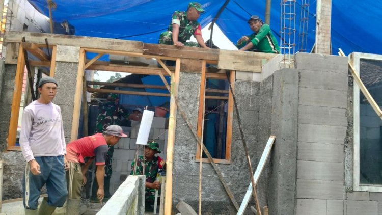 Koramil 16/Pejawaran Bersama Masyarakat Kerja Bakti Pembangunan RTLH