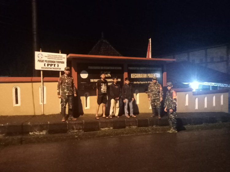 BABINSA KORAMIL 18/PAGENTAN LAKSANAKAN PATROLI MALAM GUNA MEMASTIKAN KEAMANAN WILAYAH