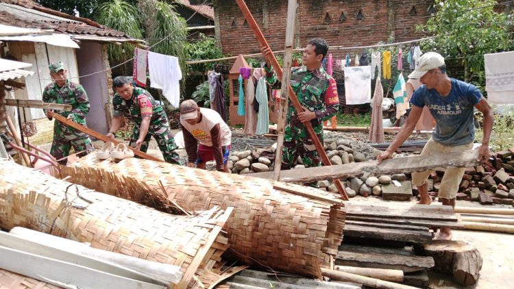 Program Unggulan Kasad  Koramil 02/Klampok Membantu Kerja Bhakti Rtlh