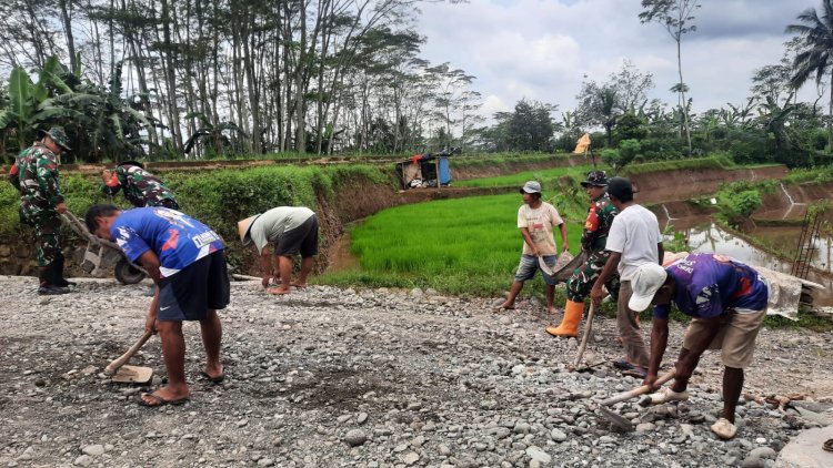 Koramil 03 Wanadadi Bersama Poktan Ngudi Rahayu Laksanakan Pengerasan Jalan Jaringan Utama Pertanian