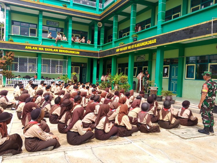 Tanamkan Disiplin Babinsa Koramil 04/Karangkobar Berikan Materi PBB Di SMP Ma'arif NU