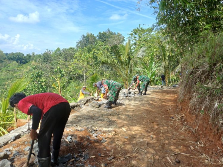Babinsa bersama masyarakat bangun jalan usaha tani