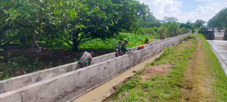 Babinsa Bersama Kelompok Tani Perbaikan Saluran Irigasi