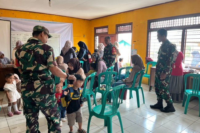 Anggota Koramil 17 Wanayasa ikut dampingi giat kader Posyandu