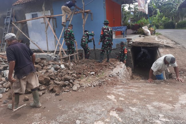 Gorong-gorong Jalan Usaha Tani Amblas, Koramil 03 Wanadadi Turun Tangan