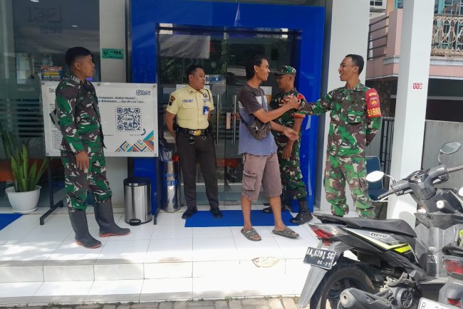 Memberikan Rasa Nyaman dan Aman Babinsa Melaksanakan Patroli