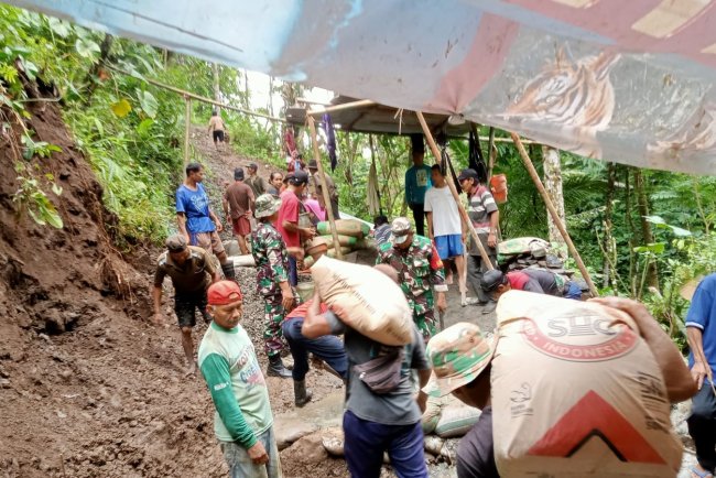 Semangat Membangun Desa Babinsa Melaksanakan Kerja Bakti Pembangunan Jembatan