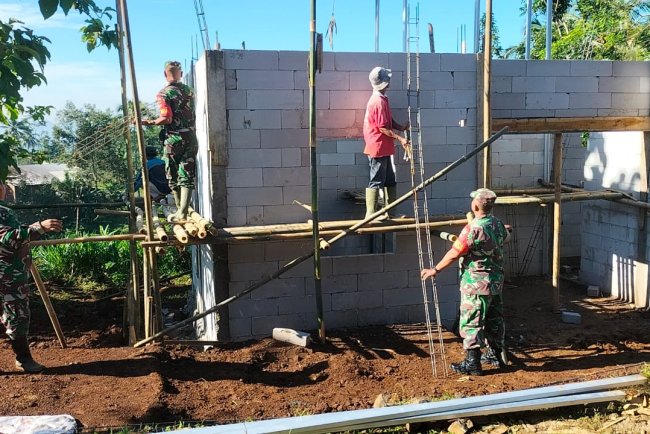 Koramil 11 Punggelan Gotong royong Bangun RTLH