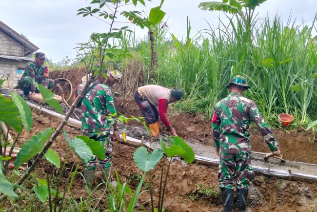 Babinsa Kerja Bakti bersama Masyarakat Pengecoran Jalan Usaha Tani