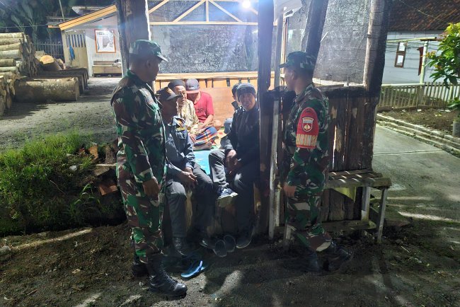 Babinsa Koramil Karangkobar Patroli Siskamling Bersama Warga Cegah Gangguan Kamtibmas