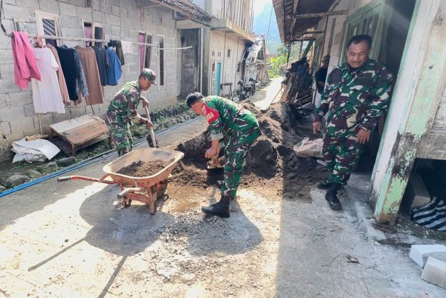 Kebersamaan Babinsa Kerja Bakti Bantu Bangun  Rumah Warga