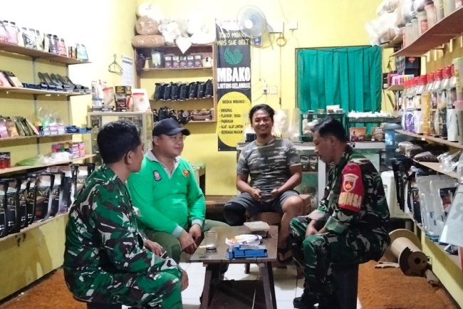 Sinergi TNI dan Warga, Patroli Malam Perkuat Siskamling di Mandiraja Kulon