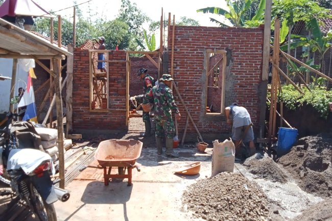 Koramil 08 Purwanegara bersama warga bergotong royong melaksanakan rehab Rumah