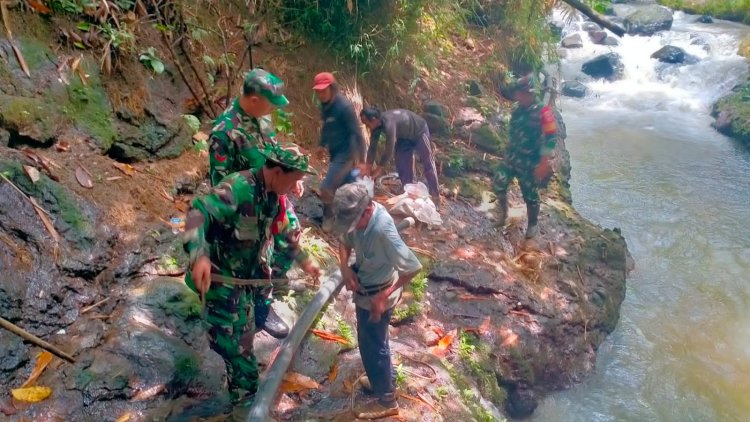 Babinsa Bendungan Bantu Pemasangan Pipa Saluran Air untuk Pengairan Sawah