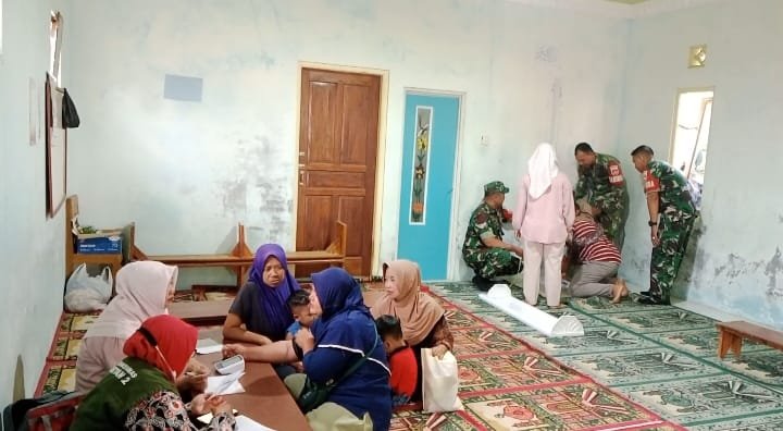 Babinsa Bersama Bidan Desa serta Kader PPKBD laksanakan pendampingan Posyandu Balita