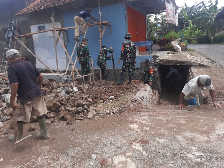 Gorong-gorong Jalan Usaha Tani Amblas, Koramil 03 Wanadadi Turun Tangan