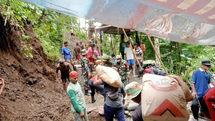 Semangat Membangun Desa Babinsa Melaksanakan Kerja Bakti Pembangunan Jembatan