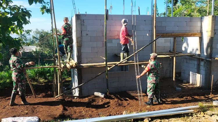 Koramil 11 Punggelan Gotong royong Bangun RTLH