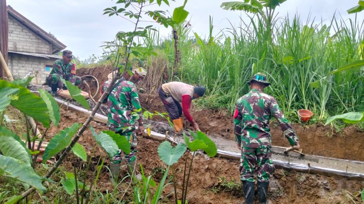 Babinsa Kerja Bakti bersama Masyarakat Pengecoran Jalan Usaha Tani