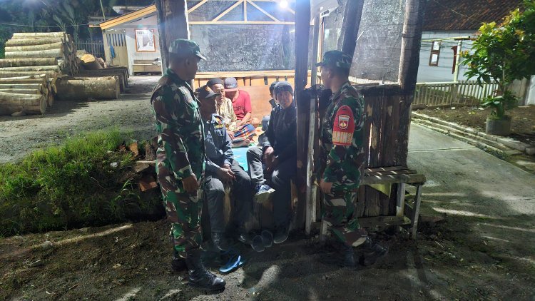 Babinsa Koramil Karangkobar Patroli Siskamling Bersama Warga Cegah Gangguan Kamtibmas