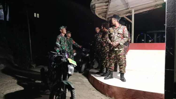 Babinsa Koramil 10 Bawang dan Banser Gelar Patroli Malam di Desa Wiramastra
