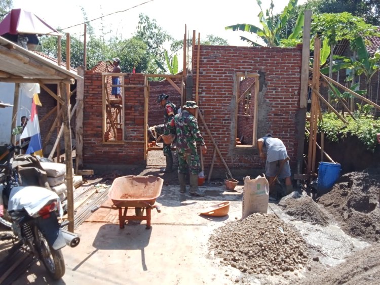 Koramil 08 Purwanegara bersama warga bergotong royong melaksanakan rehab Rumah