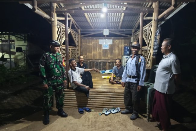 Jaga Keamanan Wilayah Babinsa Koramil 15 Rakit Melaksanakan Patroli