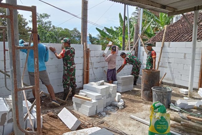 Program Unggulan KASAD Babinsa Koramil 13 Banjarmangu Bantu Warga Bangun RTLH
