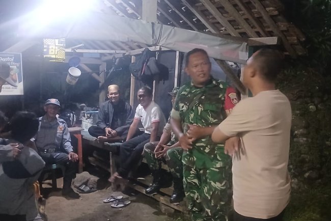 Babinsa Laksanakan Pos Kamling dan Patroli Bersama Masyarakat