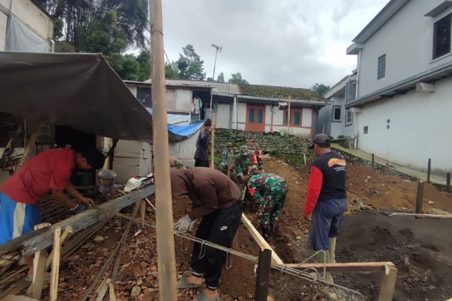 Babinsa Turun Langsung ke Lapangan guna Pembangunan Rumah Tidak Layak Huni
