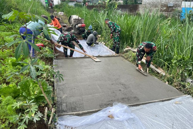 Gotong Royong Koramil 17 Wanayasa Melaksanakan Kerja Bhakti