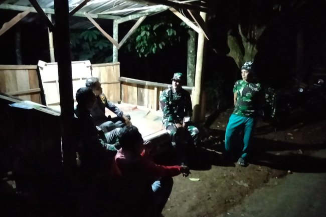 Danposramil Pagedongan bersama satlinmas melaksanakan patroli sistem keamanan lingkungan
