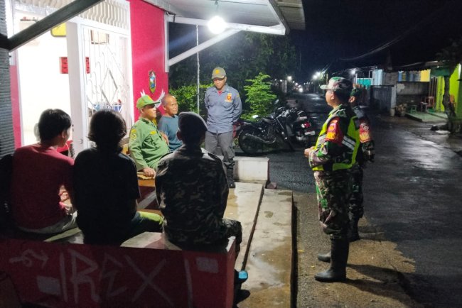 Babinsa Bersama  sat Linmas Patroli Keamanan dan Pengecekan Poskamling