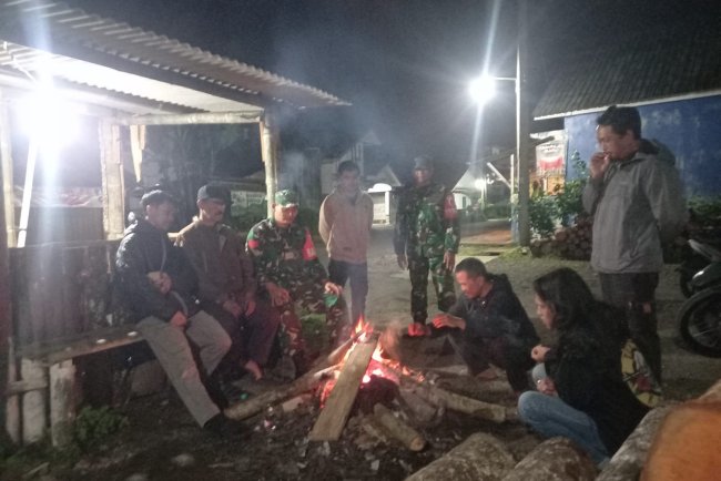 Babinsa Melaksanakan Patroli Siskamling Bersama Linmas Dan Warga