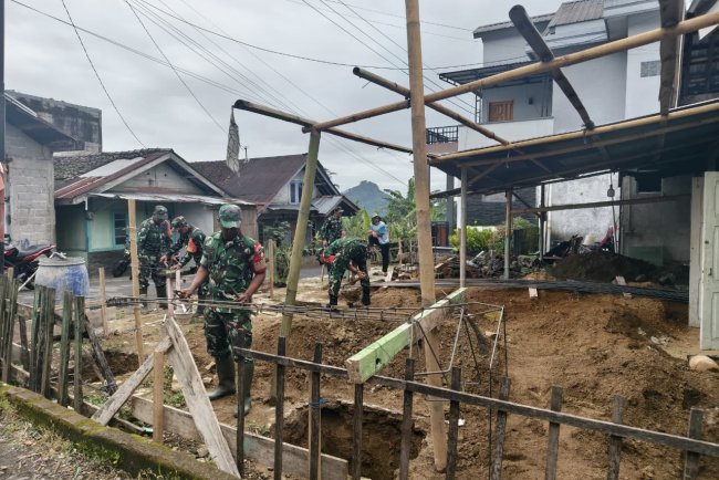 Babinsa Melaksanakan kerja Bakti Rumah Tidak Layak huni